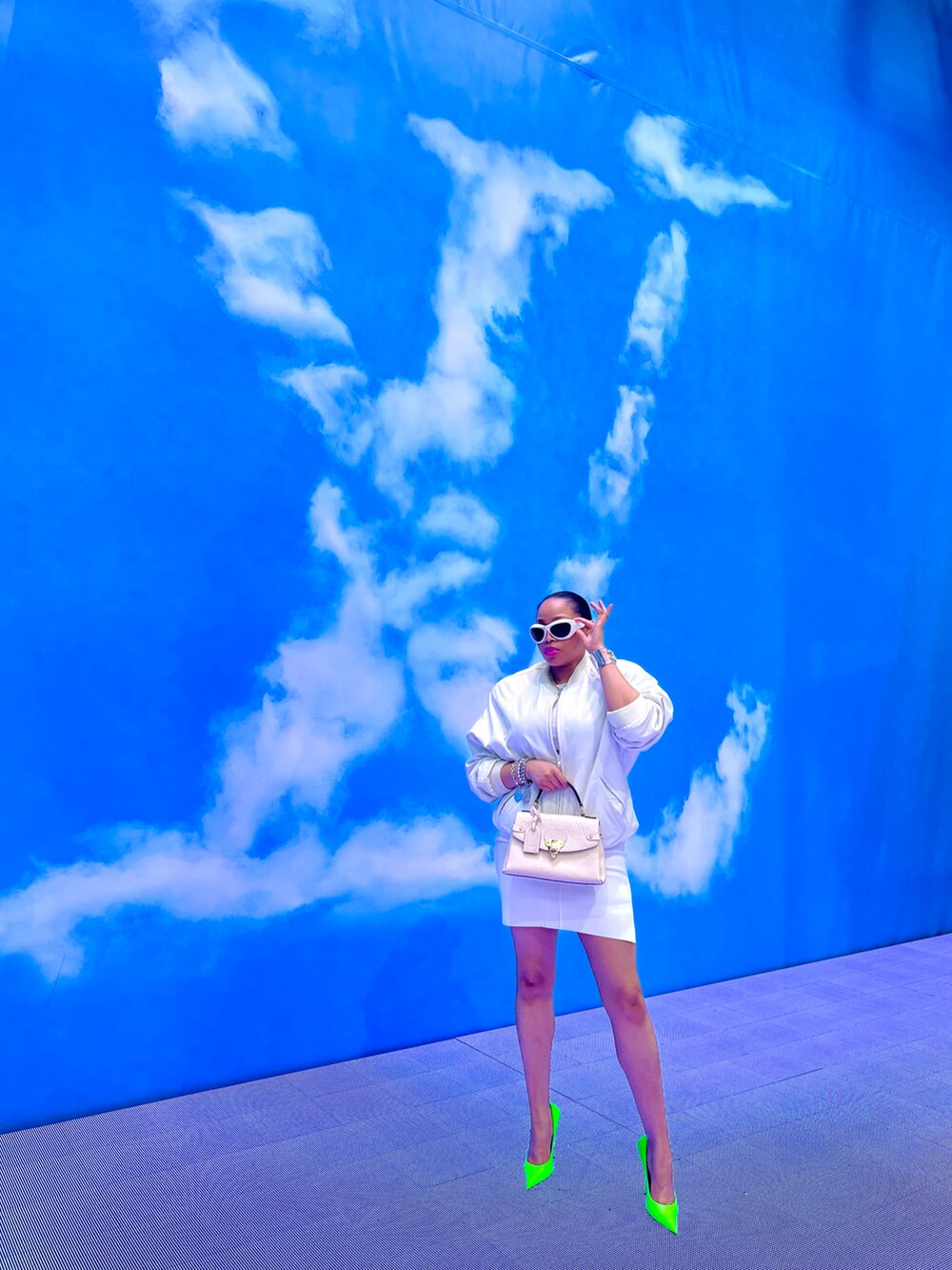 「summer、white、Shades、chic、casual、GUCCI、BALENCIAGA、skirt、LouisVuitton、bomberjacket」｜「LOUIS VUITTONのアイテム（ショルダーバッグ、ベージュ系）」を使った、Abby Love さん（レディース・165cm）の夏コーディネートの2枚目の写真
