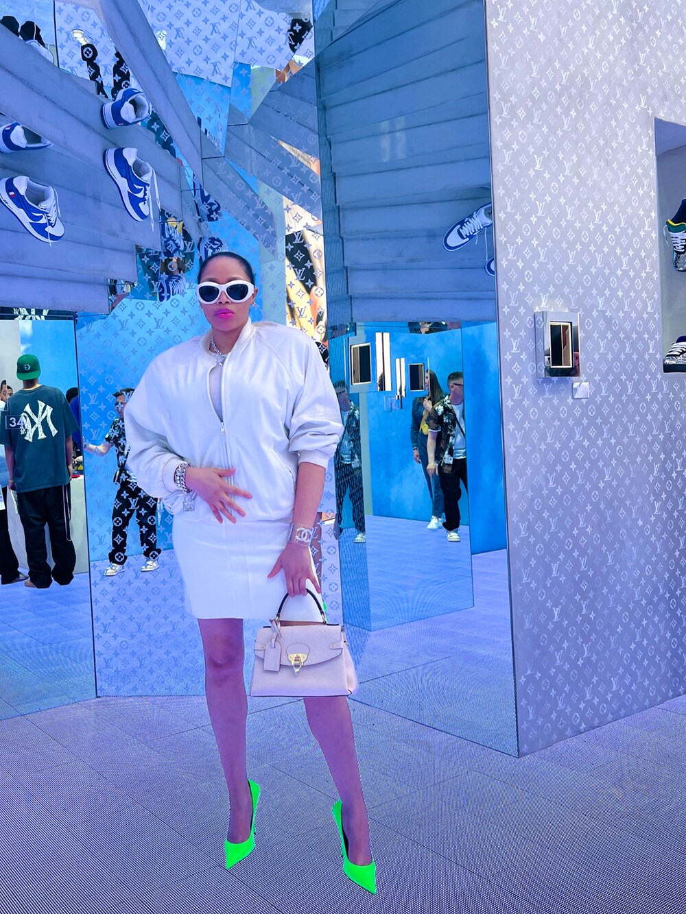 「summer、white、Shades、chic、casual、GUCCI、BALENCIAGA、skirt、LouisVuitton、bomberjacket」｜「LOUIS VUITTONのアイテム（ショルダーバッグ、ベージュ系）」を使った、Abby Love さん（レディース・165cm）の夏コーディネートの5枚目の写真