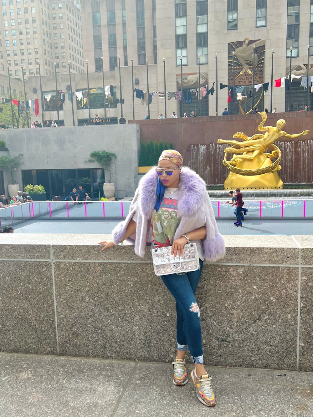 「pastel、sporty、Shades、graphictee、GUCCI、chanel、kicks、streetstyle、sneakers」｜「CHANELのアイテム（ショルダーバッグ、シルバー系）」を使った、Abby Love さん（レディース・165cm）の春コーディネートの2枚目の写真