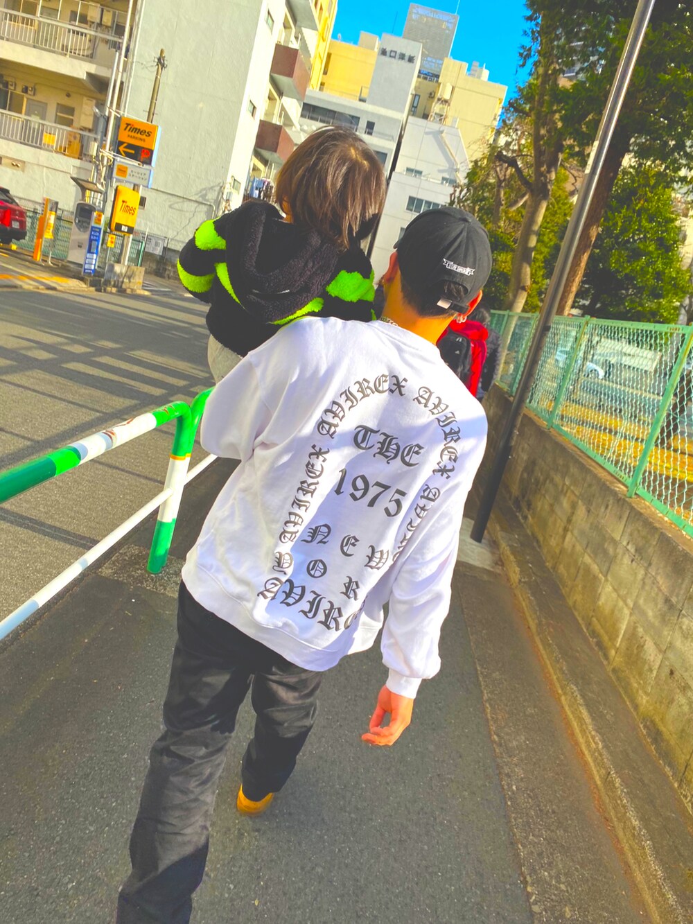 ブラック系のブーツ、ブラック系のカーゴパンツ、ホワイト系のスウェットを着用したメンズの冬コーディネートの2枚目の写真