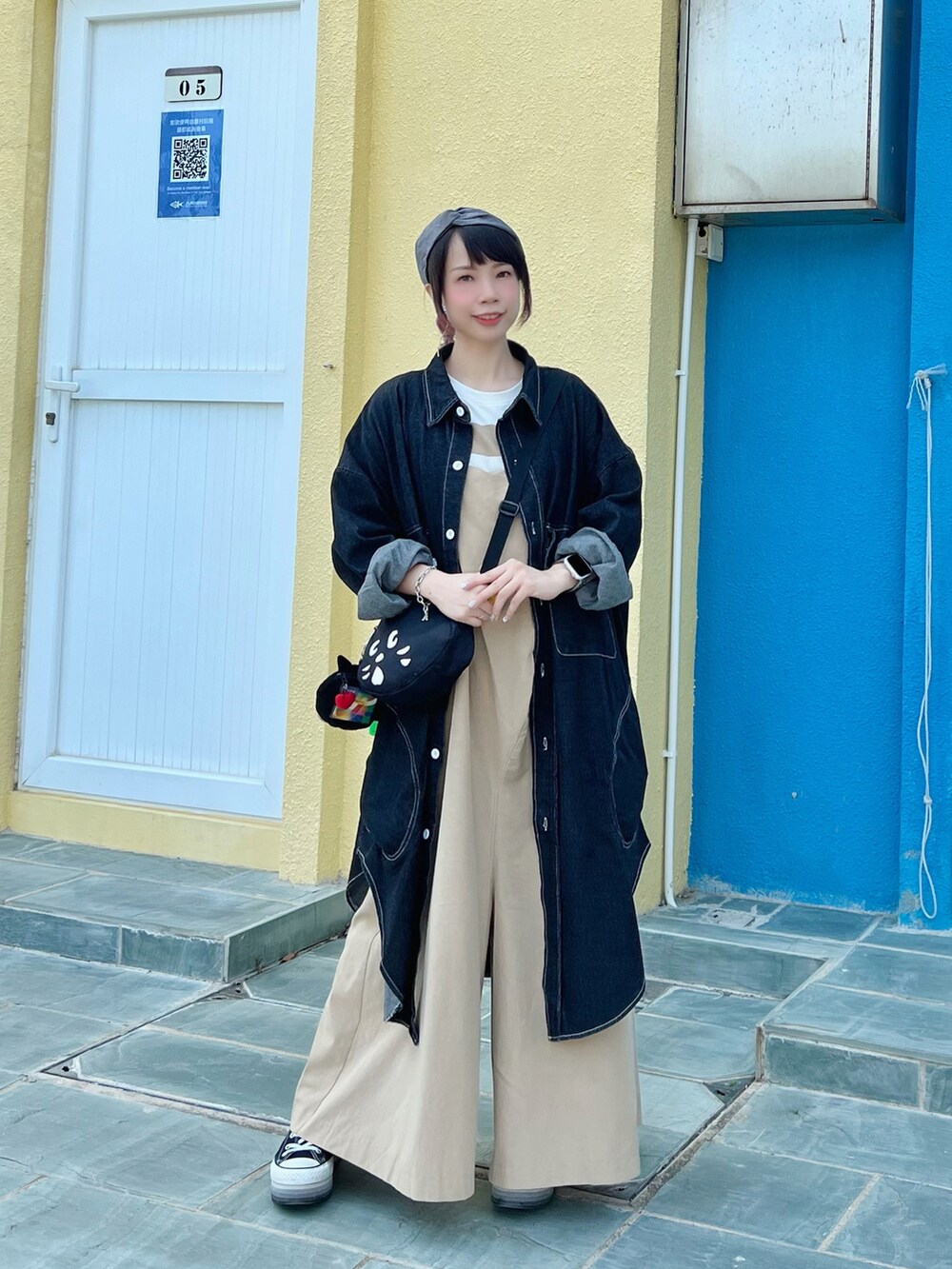 ブラック系のジャケット/アウター、ホワイト系のTシャツ/カットソー、ブラック系のスニーカーを着用したレディースの春コーディネートの2枚目の写真
