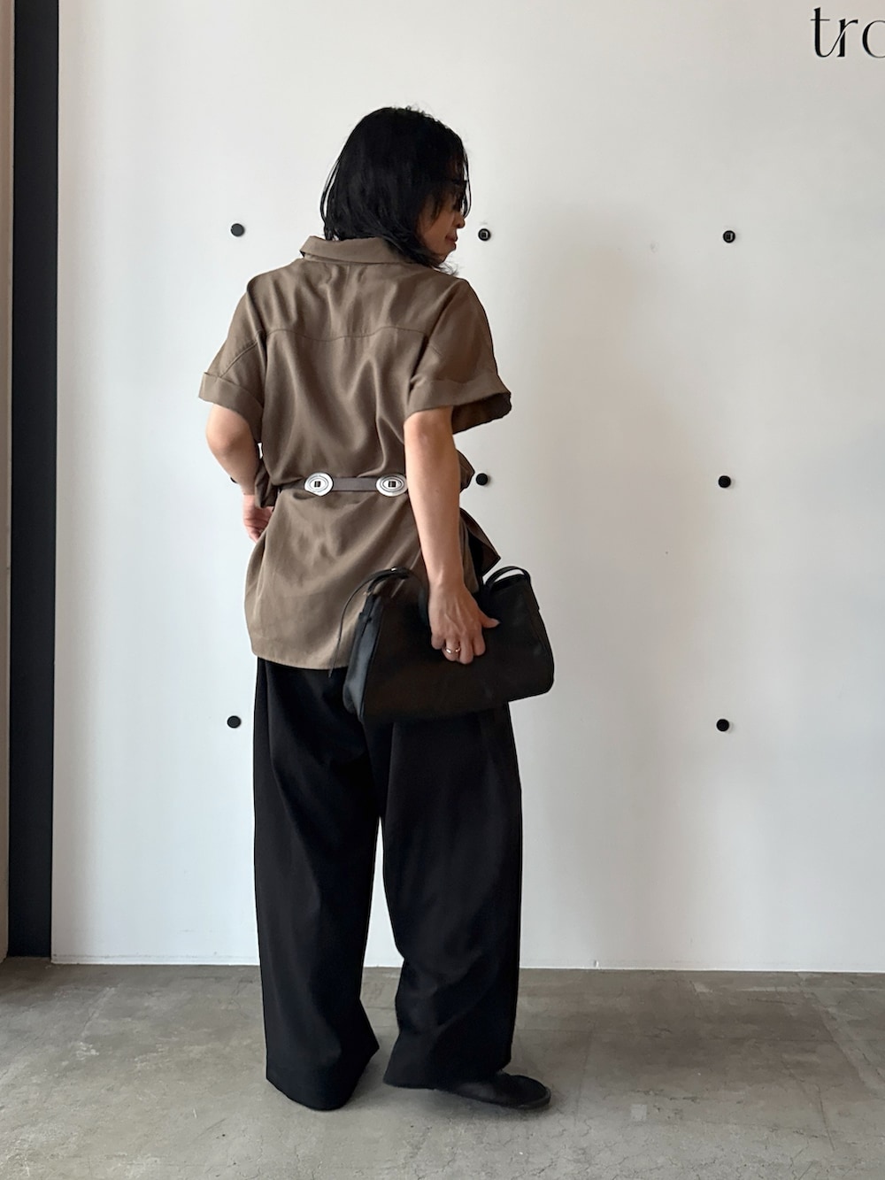 ブラウン系のシャツ/ブラウス、ブラック系のその他パンツ、ブラック系のサンダルを着用したレディースの春コーディネートの3枚目の写真