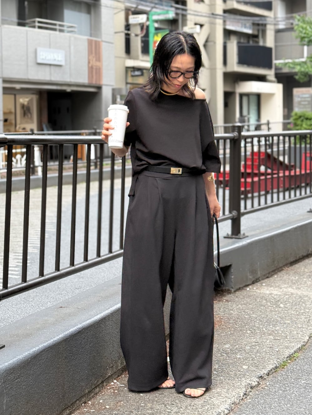 ブラック系のその他パンツ、ブラック系のTシャツ/カットソーを着用したレディースの春コーディネートの3枚目の写真