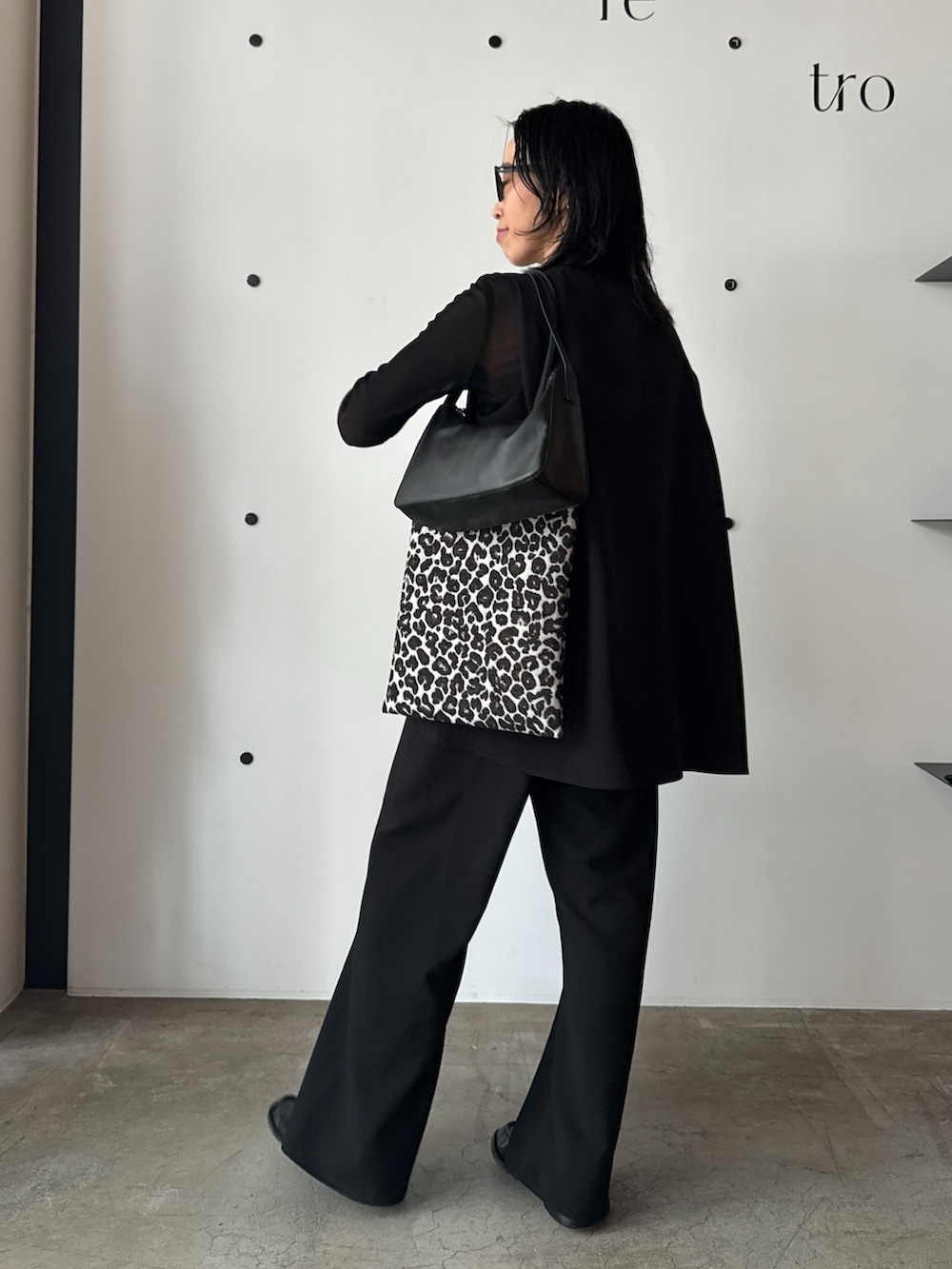 ブラック系のTシャツ/カットソー、ブラック系のシャツ/ブラウス、ブラック系のトートバッグを着用したレディースの春コーディネートの2枚目の写真