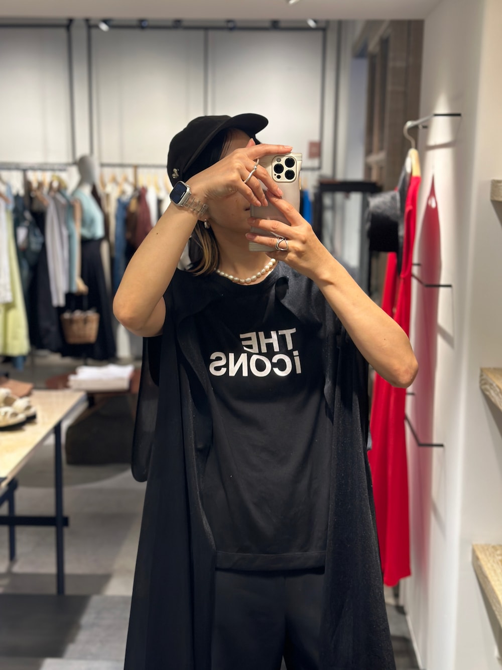 ブラック系のワンピース、ブラック系のTシャツ/カットソー、ブラック系のその他パンツを着用したレディースの夏コーディネートの4枚目の写真