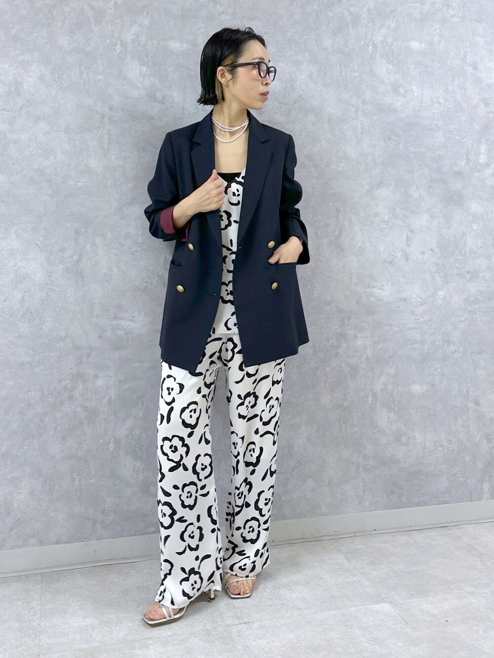 ブルー系のテーラードジャケット、ホワイト系のキャミソール、ホワイト系のその他パンツを着用したレディースの春コーディネートの2枚目の写真