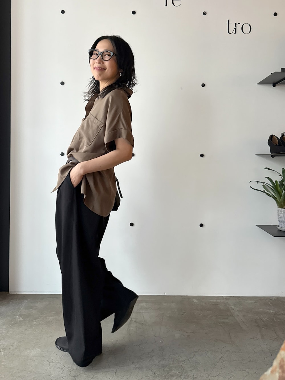 ブラウン系のシャツ/ブラウス、ブラック系のその他パンツ、ブラック系のサンダルを着用したレディースの春コーディネートの2枚目の写真