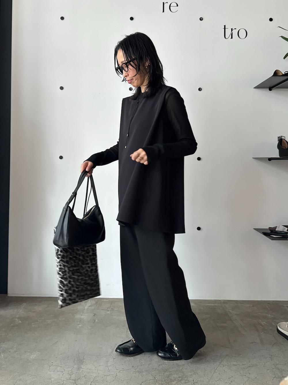 ブラック系のTシャツ/カットソー、ブラック系のシャツ/ブラウス、ブラック系のトートバッグを着用したレディースの春コーディネートの3枚目の写真