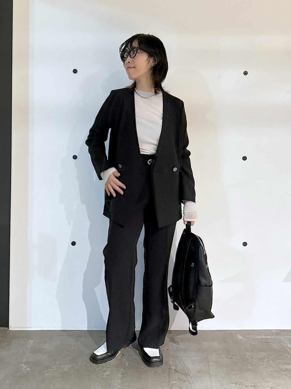 「セットアップ、セットアップスタイル、ジャケット、ジャケットスタイル、オケージョン、モノトーン、モノトーンコーデ、メガネ女子、めがね、オトナカジュアル、リュック、ローファー、レイヤードスタイル、40代ファッション、オトナ女子」|「GALLARDAGALANTEのネックカフ(ネックレス、シルバー系)」を使った、ちはやさん(レディース・158cm)の冬コーディネートの3枚目の写真