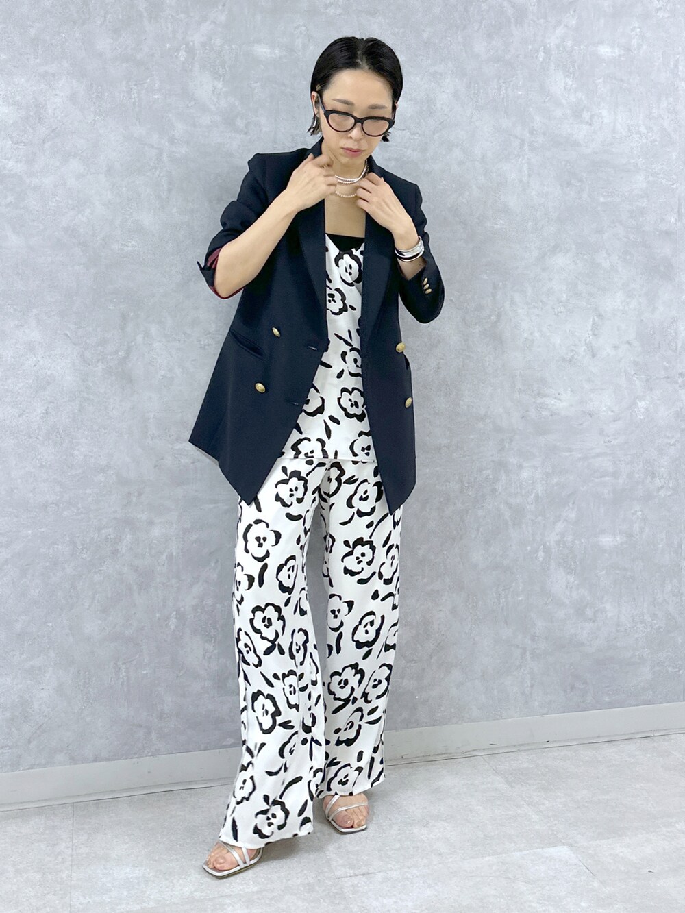 ブルー系のテーラードジャケット、ホワイト系のキャミソール、ホワイト系のその他パンツを着用したレディースの春コーディネートの3枚目の写真