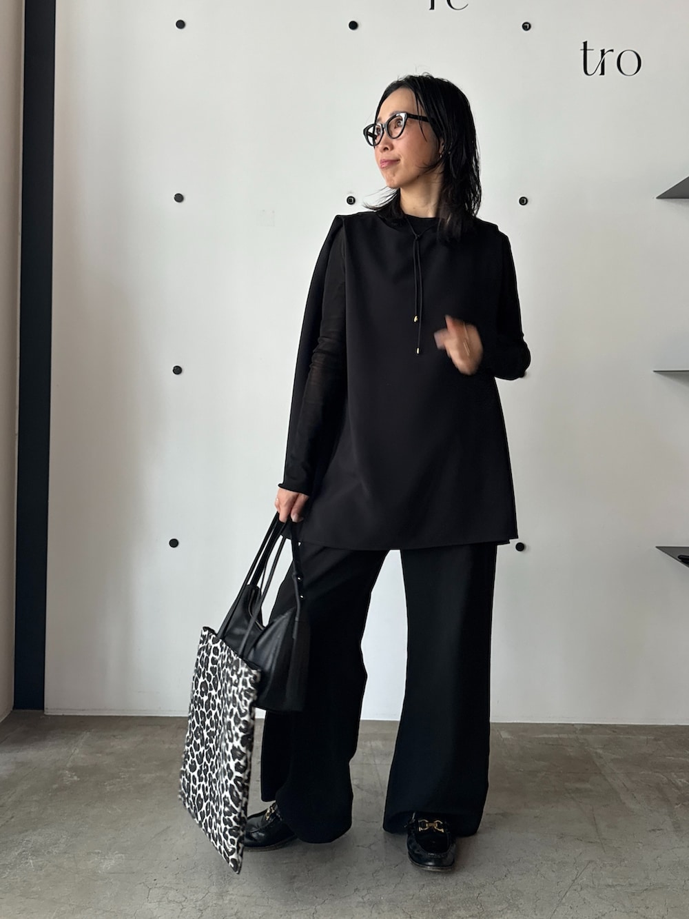 ブラック系のTシャツ/カットソー、ブラック系のシャツ/ブラウス、ブラック系のトートバッグを着用したレディースの春コーディネートの4枚目の写真