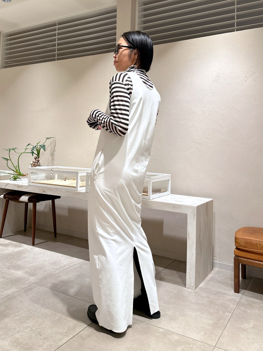 ホワイト系のワンピース、ブラック系のジャケット/アウター、ホワイト系のニット/セーターを着用したレディースの冬コーディネートの3枚目の写真