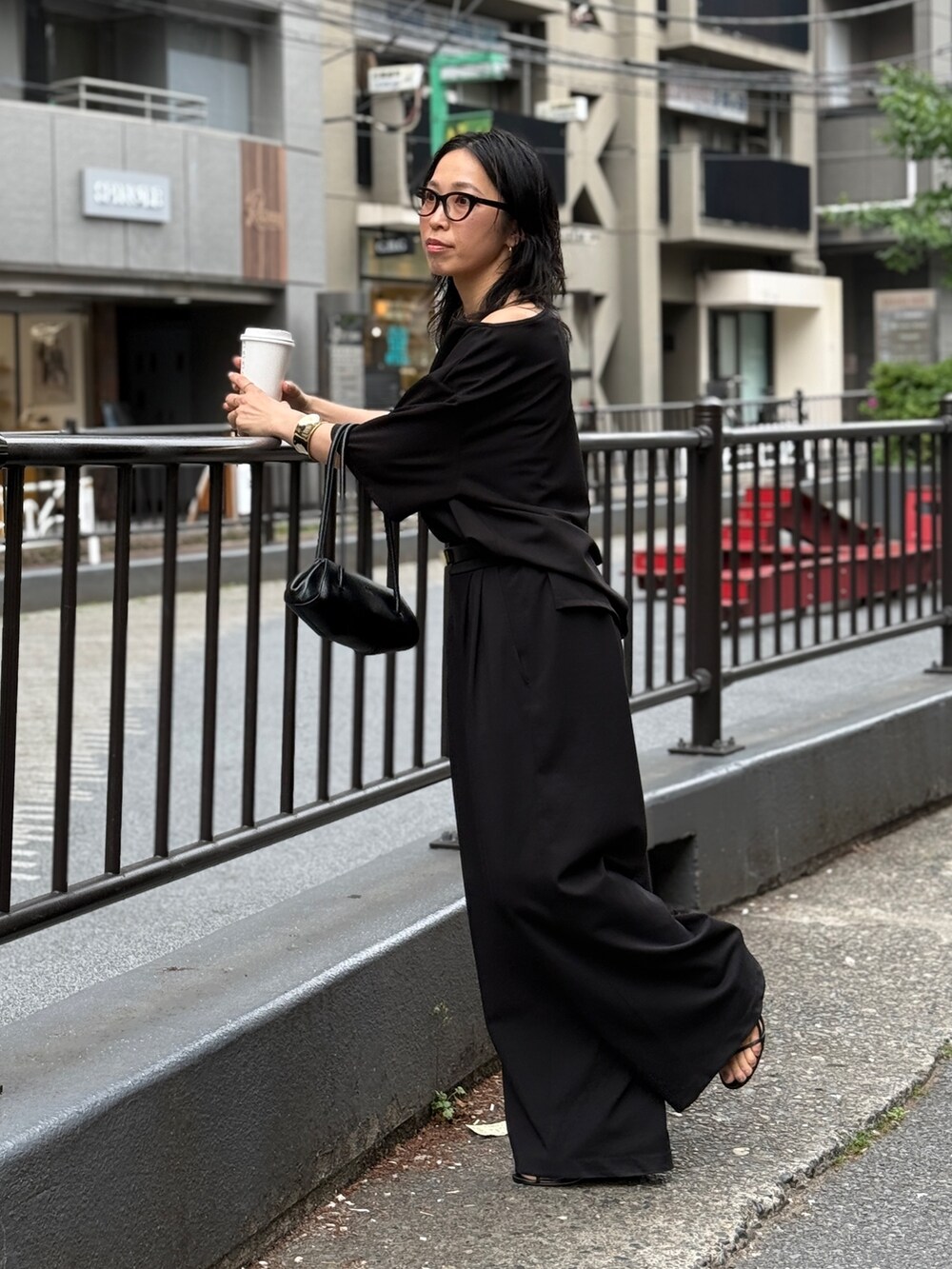 ブラック系のその他パンツ、ブラック系のTシャツ/カットソーを着用したレディースの春コーディネートの4枚目の写真