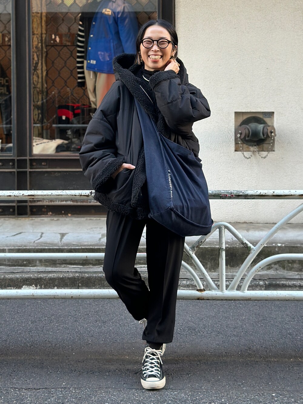 ブラック系のパンツ、ブラック系のブルゾン、ブラック系のTシャツ/カットソーを着用したレディースの冬コーディネートの2枚目の写真