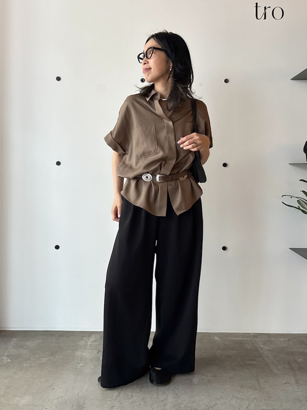 ブラウン系のシャツ/ブラウス、ブラック系のその他パンツ、ブラック系のサンダルを着用したレディースの春コーディネートの4枚目の写真