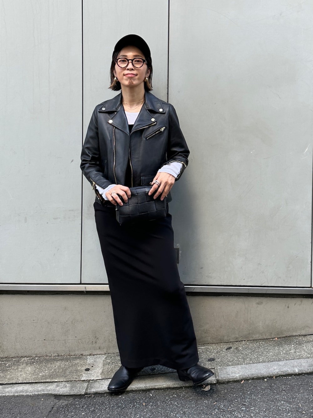 ブラック系のジャケット/アウター、ブラック系のワンピース、ブラック系のブーツを着用したレディースの冬コーディネートの2枚目の写真