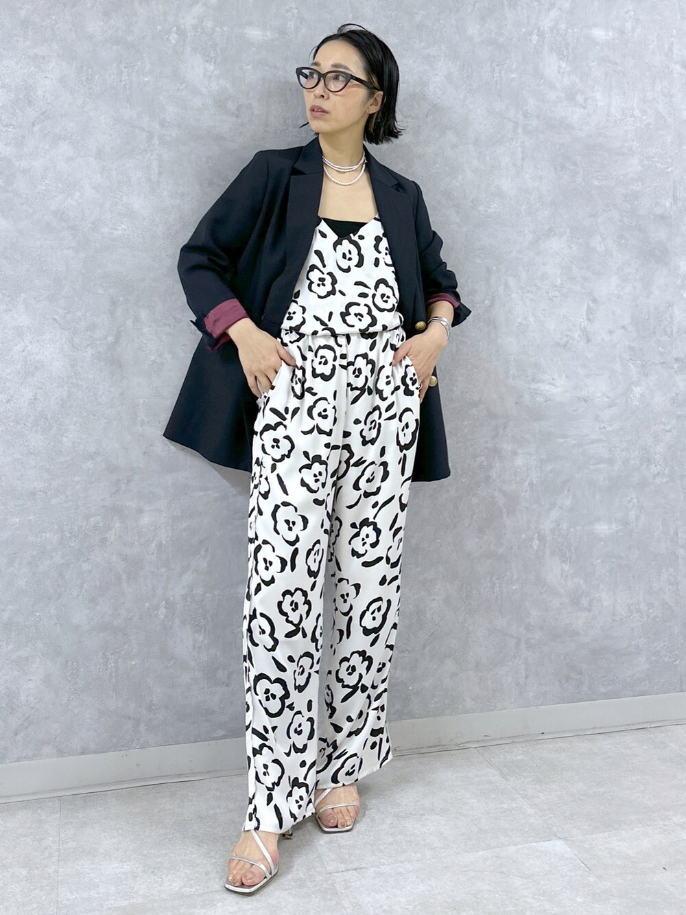 ブルー系のテーラードジャケット、ホワイト系のキャミソール、ホワイト系のその他パンツを着用したレディースの春コーディネートの5枚目の写真