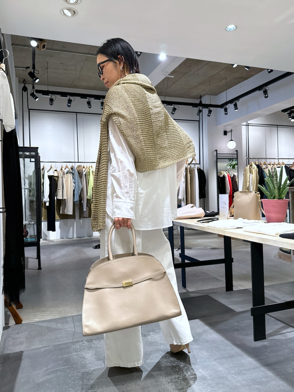 ホワイト系のデニムパンツ、ベージュ系のパンプス、ホワイト系のシャツ/ブラウスを着用したレディースの春コーディネートの3枚目の写真