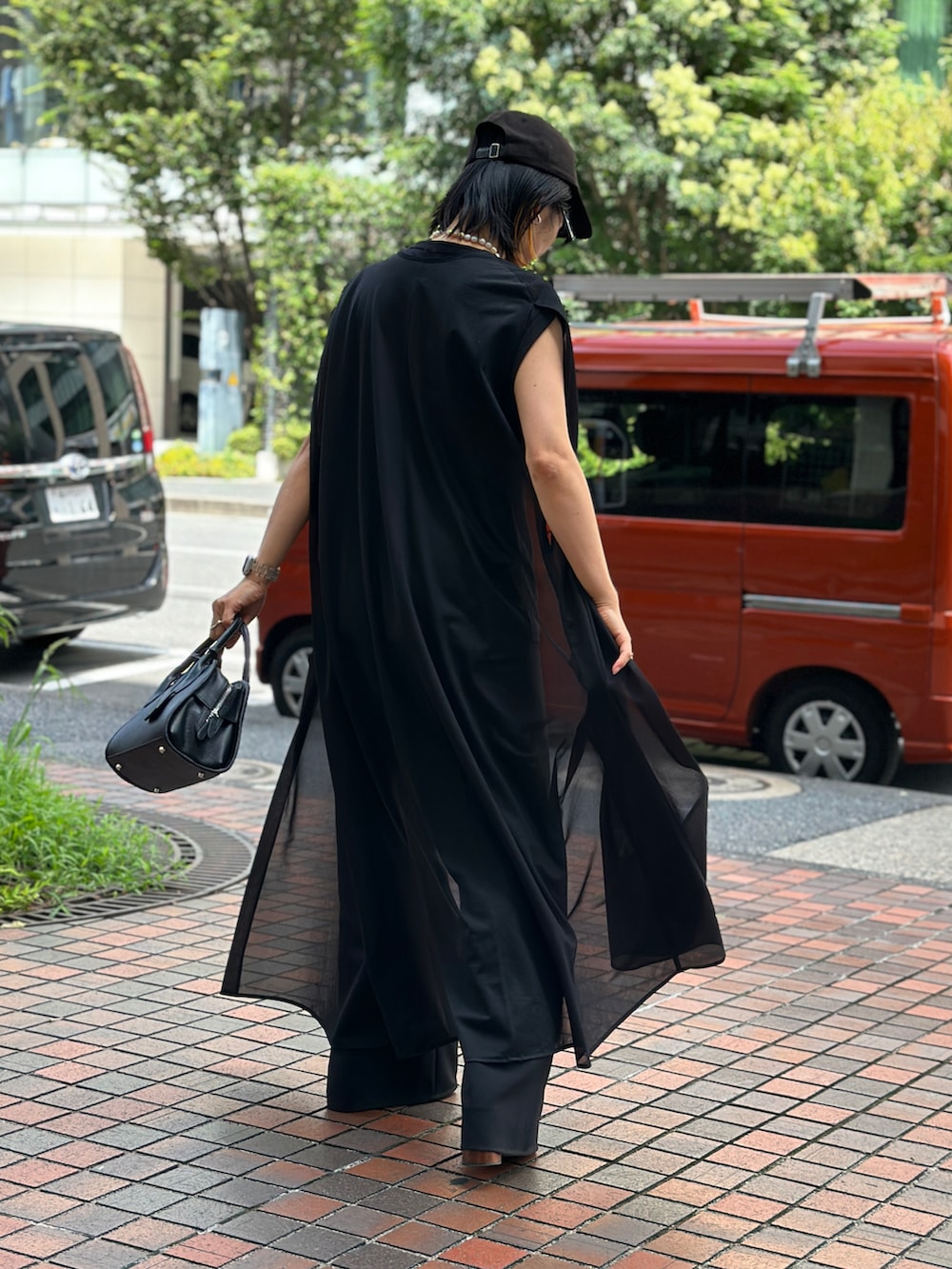 ブラック系のワンピース、ブラック系のTシャツ/カットソー、ブラック系のその他パンツを着用したレディースの夏コーディネートの3枚目の写真