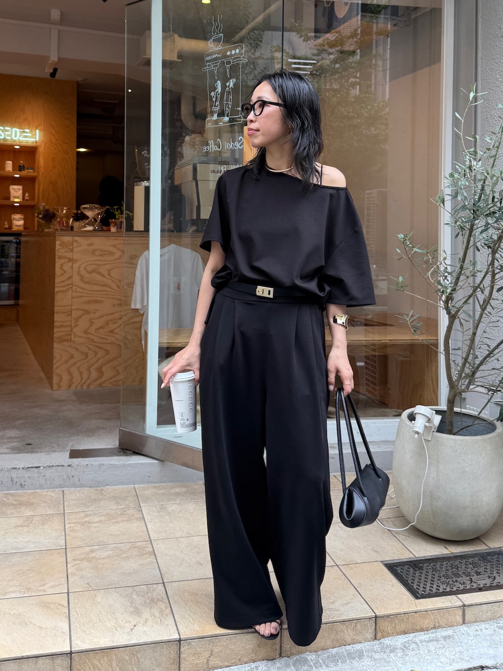 ブラック系のその他パンツ、ブラック系のTシャツ/カットソーを着用したレディースの春コーディネートの2枚目の写真