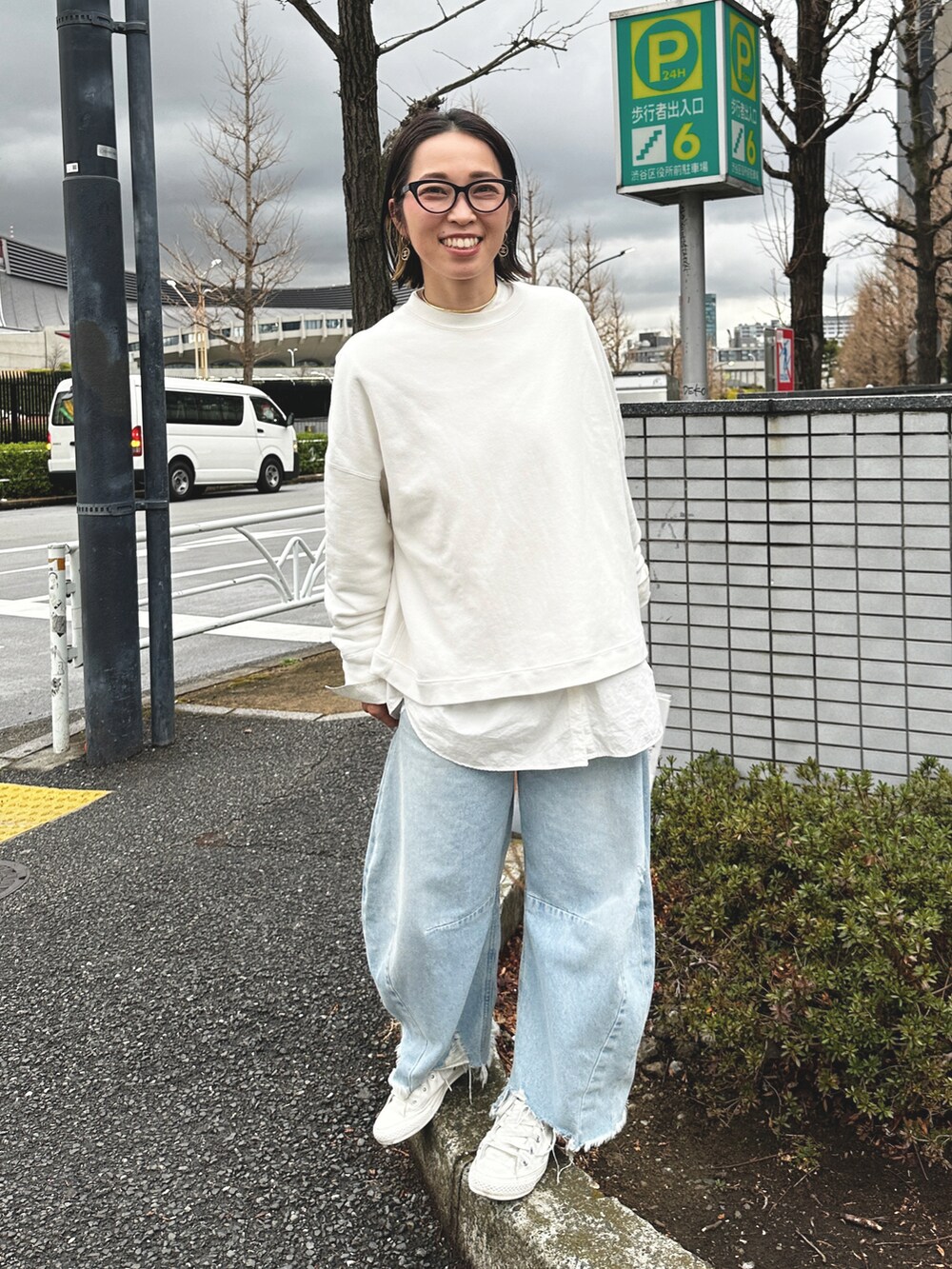 ブラウン系のショルダーバッグ、ホワイト系のスニーカー、ホワイト系のスウェットを着用したレディースの春コーディネートの3枚目の写真