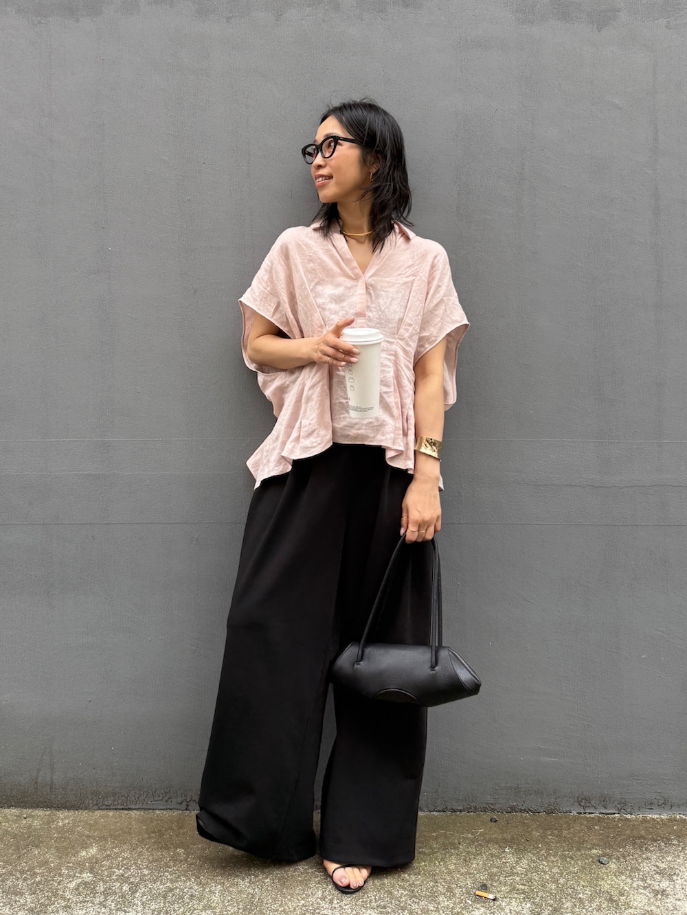 ピンク系のシャツ/ブラウス、ブラック系のその他パンツを着用したレディースの春コーディネートの2枚目の写真