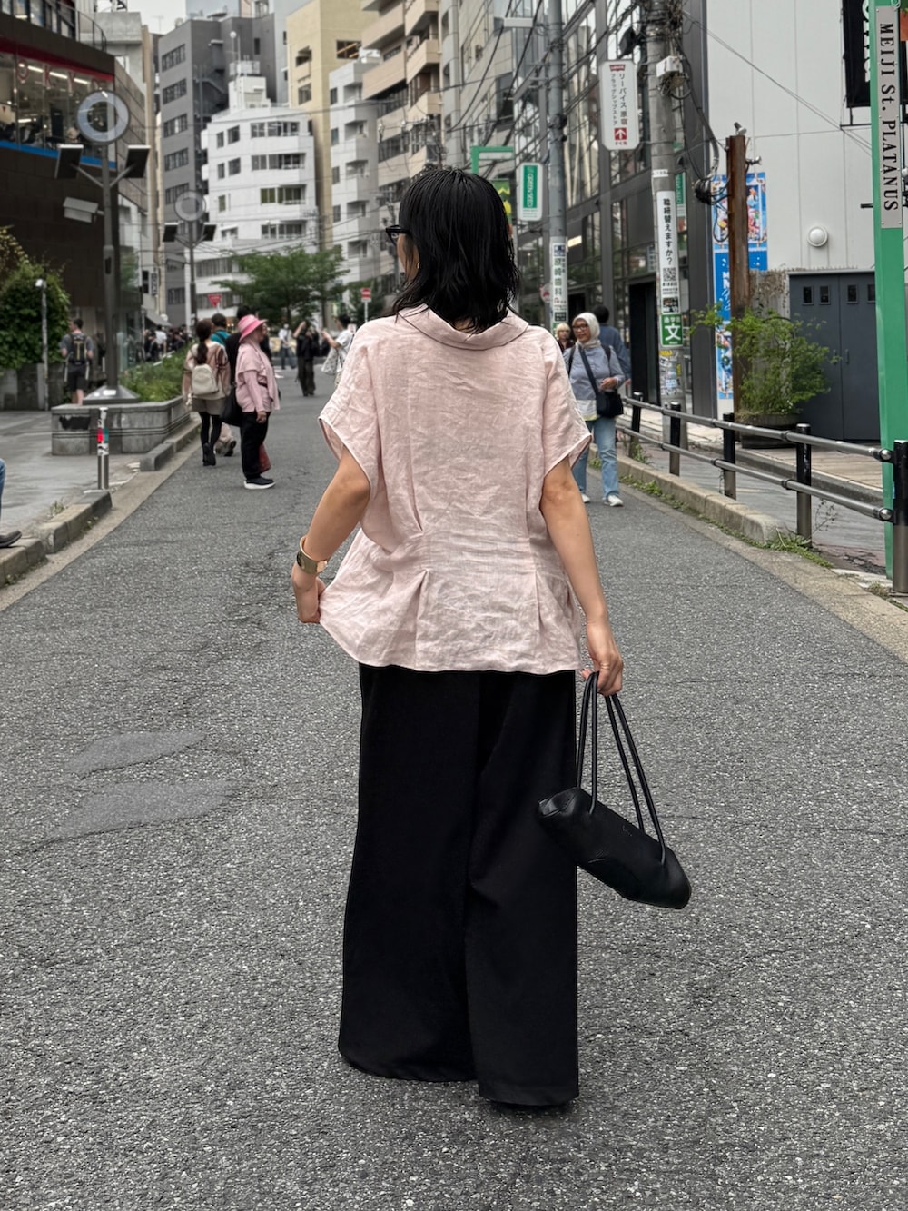 ピンク系のシャツ/ブラウス、ブラック系のその他パンツを着用したレディースの春コーディネートの3枚目の写真