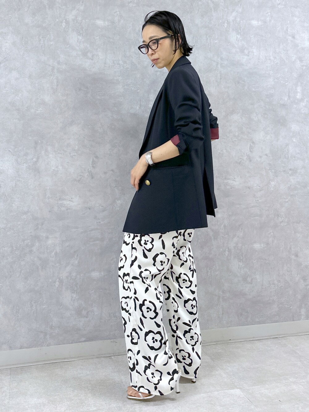 ブルー系のテーラードジャケット、ホワイト系のキャミソール、ホワイト系のその他パンツを着用したレディースの春コーディネートの4枚目の写真