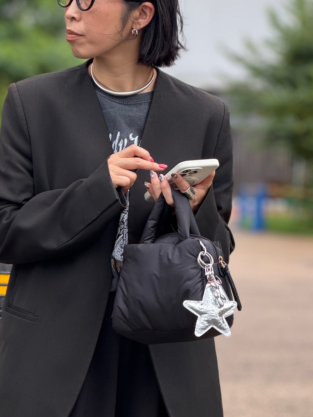 ブラック系のその他パンツ、ブラック系のバッグ、ブラック系のノーカラージャケットを着用したレディースの秋コーディネートの3枚目の写真