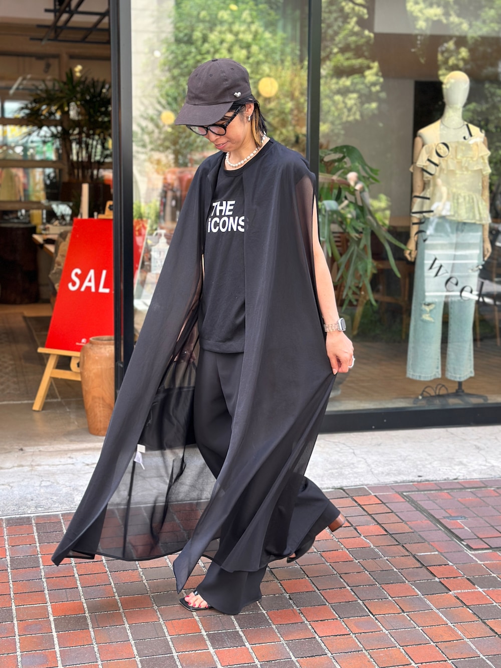 ブラック系のワンピース、ブラック系のTシャツ/カットソー、ブラック系のその他パンツを着用したレディースの夏コーディネートの2枚目の写真