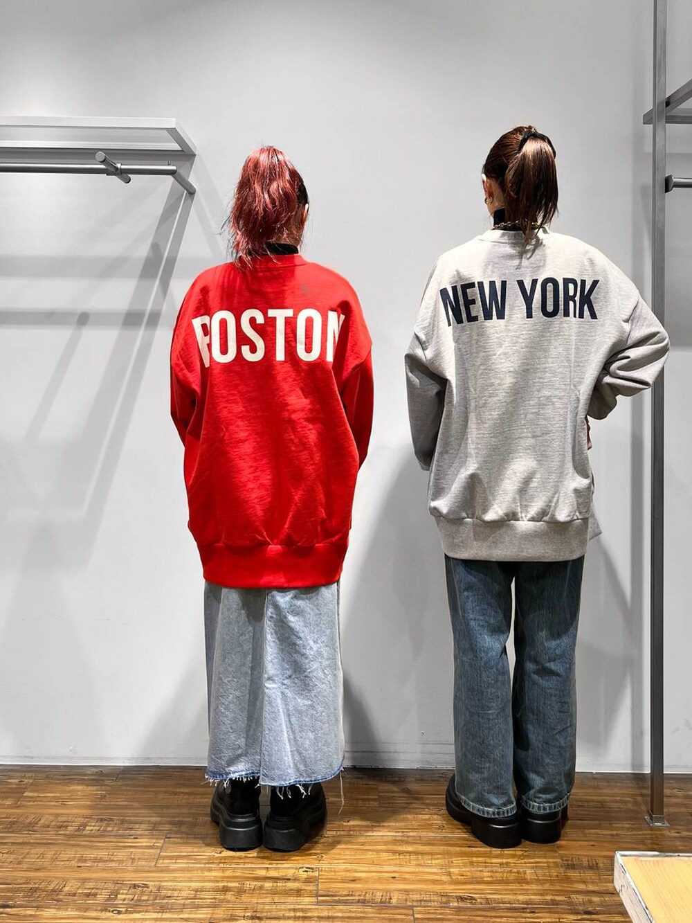 レッド系のTシャツ/カットソー、グレー系のTシャツ/カットソー、ブラック系のブーツを着用したレディースの冬コーディネートの3枚目の写真