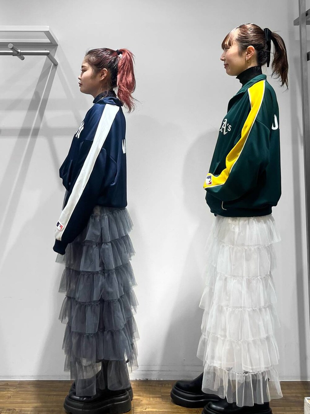 グリーン系のTシャツ/カットソー、ブルー系のTシャツ/カットソー、ブラック系のブーツを着用したレディースの冬コーディネートの2枚目の写真