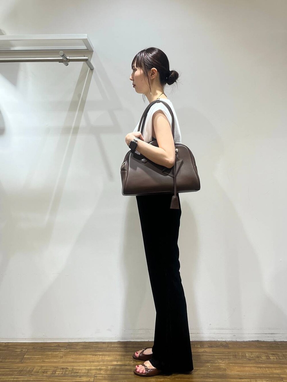 その他のその他パンツ、ブラウン系のサンダル、ブラウン系のボストンバッグを着用したレディースの夏コーディネートの3枚目の写真