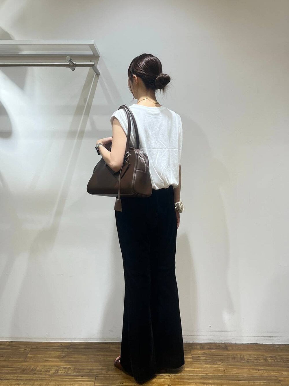 その他のその他パンツ、ブラウン系のサンダル、ブラウン系のボストンバッグを着用したレディースの夏コーディネートの2枚目の写真