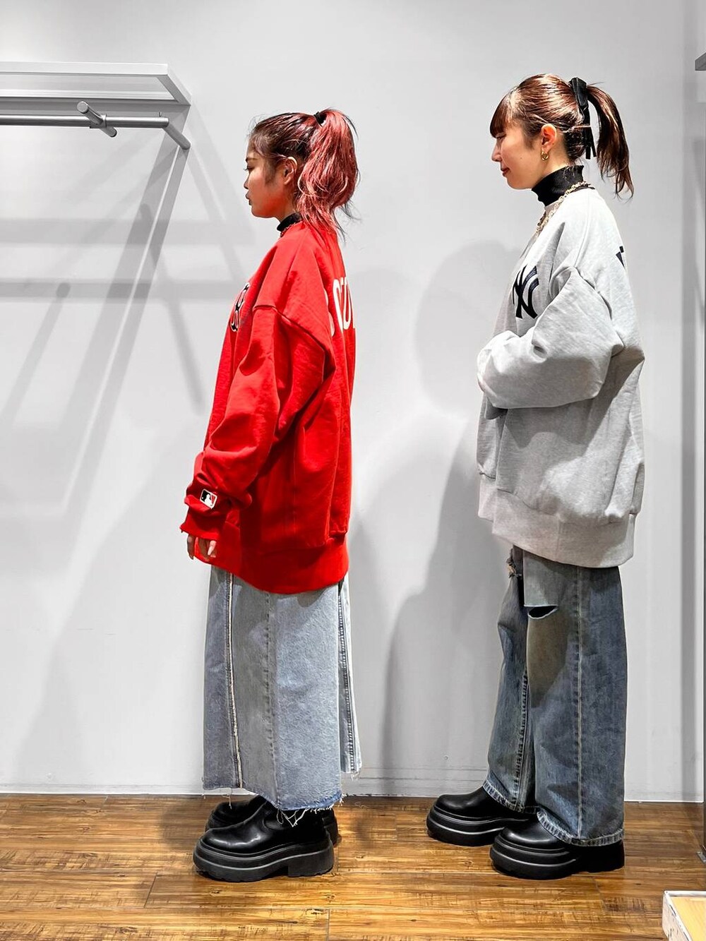 レッド系のTシャツ/カットソー、グレー系のTシャツ/カットソー、ブラック系のブーツを着用したレディースの冬コーディネートの2枚目の写真