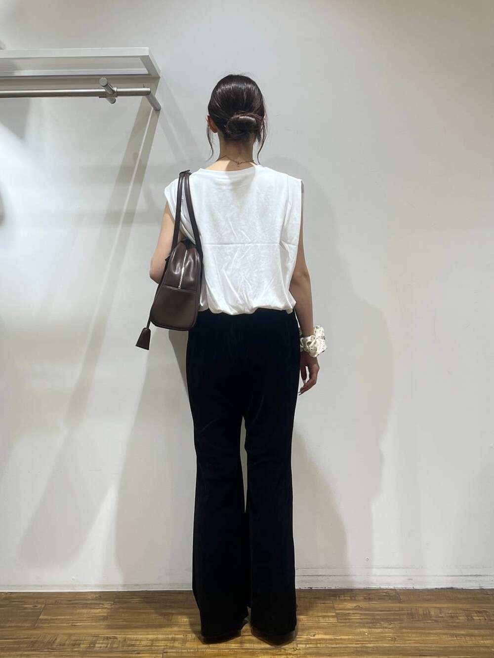 その他のその他パンツ、ブラウン系のサンダル、ブラウン系のボストンバッグを着用したレディースの夏コーディネートの4枚目の写真