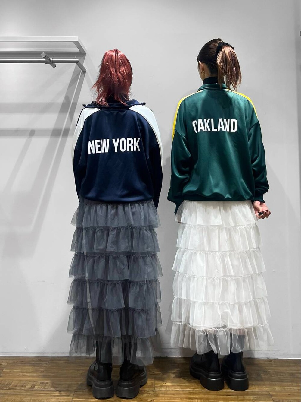 グリーン系のTシャツ/カットソー、ブルー系のTシャツ/カットソー、ブラック系のブーツを着用したレディースの冬コーディネートの3枚目の写真