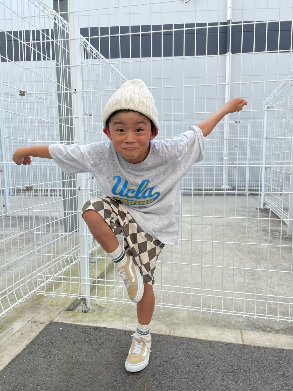 「キッズファッション、休日スタイル、夏コーデ、Tシャツ、カジュアルコーデ、プチプラ、シンプル、ロゴT、柄パンツ、兄弟コーディネート、リンクコーデ、ストリート、スケータースタイル、スケボー、スケーター」|「FREAK'S STOREのUCLA/ユーシーエルエー 【WEB限定】 KID’S カレッジロゴ クルーネックTシャツ(Tシャツ/カットソー、グレー系)」を使った、aoeetoさん(キッズ・120cm)の夏コーディネートの2枚目の写真