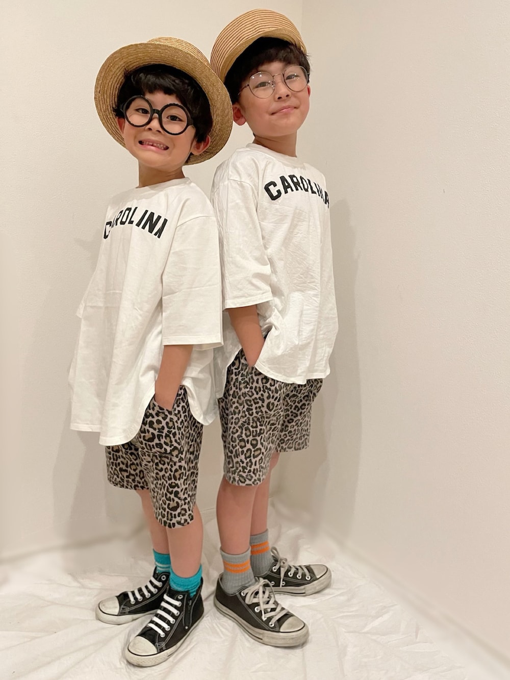 ホワイト系のTシャツ/カットソー、ホワイト系のTシャツ/カットソー、ブラウン系のその他パンツを着用したキッズの春コーディネートの2枚目の写真