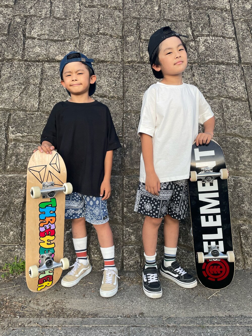 「GU、西松屋、ハーフパンツ、ペイズリー、兄弟コーディネート、男の子、ラインソックス、キャップ、カラーパンツ、プチプラ、無地T、ストリート、スケータースタイル、スケボー、モノトーン」｜「西松屋のアイテム（トップス、ブラック系）」を使った、aoeetoさん（キッズ・120cm）の夏コーディネートの2枚目の写真