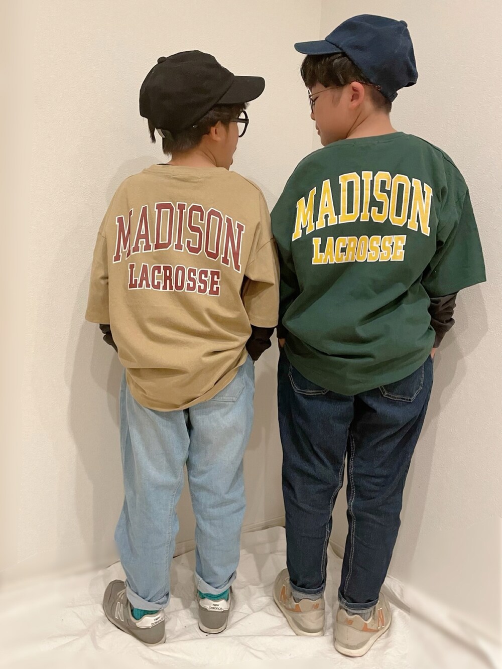 ブルー系のデニムパンツ、ブルー系のデニムパンツ、グレー系のスニーカーを着用したキッズの春コーディネートの2枚目の写真