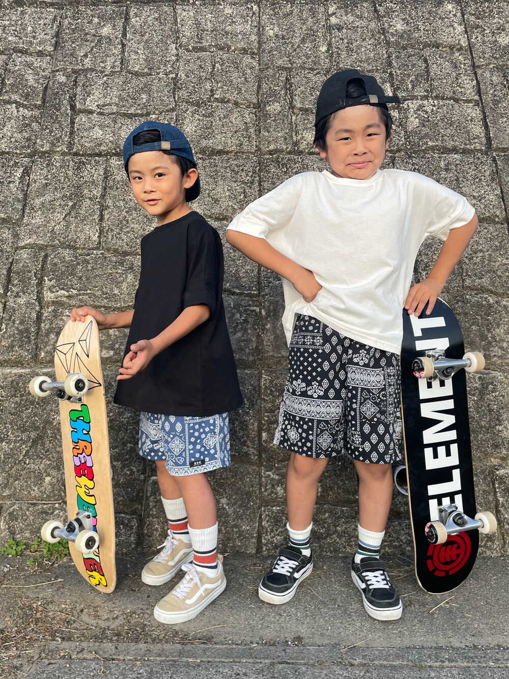 「GU、西松屋、ハーフパンツ、ペイズリー、兄弟コーディネート、男の子、ラインソックス、キャップ、カラーパンツ、プチプラ、無地T、ストリート、スケータースタイル、スケボー、モノトーン」｜「西松屋のアイテム（トップス、ブラック系）」を使った、aoeetoさん（キッズ・120cm）の夏コーディネートの3枚目の写真