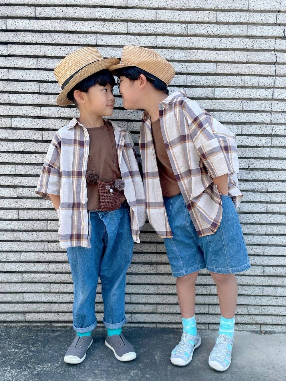 ブラウン系のトップス、ブルー系のその他パンツ、ブルー系のその他パンツを着用したキッズの春コーディネートの2枚目の写真