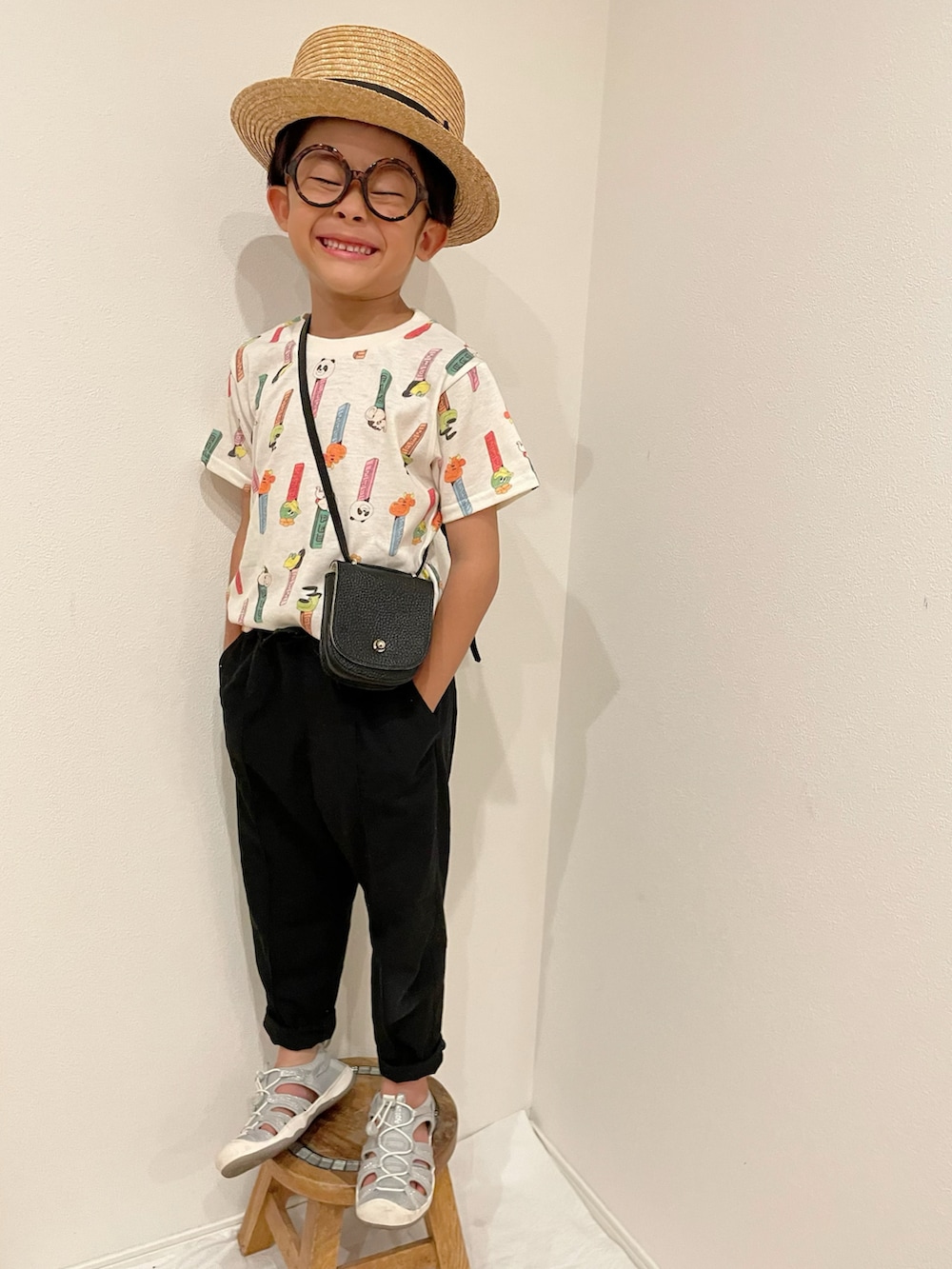 「夏コーデ、サンダル、テーパードパンツ、柄Tシャツ、カラフル、むぎわら帽子、カンカン帽、プチプラ、西松屋、めがね、男の子、カジュアル、タックイン、ポシェット」｜「西松屋のアイテム（トップス、ホワイト系）」を使った、aoeetoさん（キッズ・120cm）の夏コーディネートの2枚目の写真