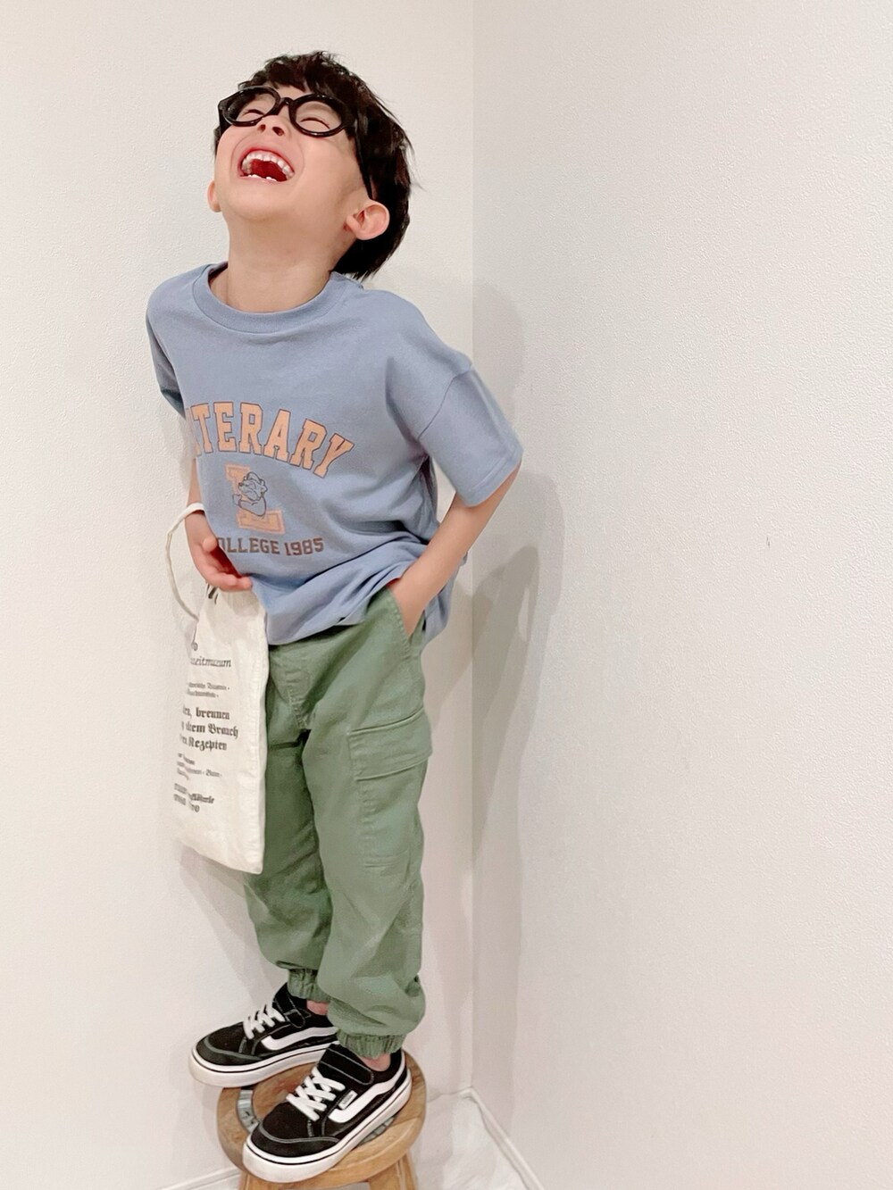「カジュアルコーデ、キッズファッション、小学生、プチプラ、カーゴパンツ、プリントT、めがね、トートバッグ、淡色コーデ」｜「Birthdayのアイテム（トップス、ブルー系）」を使った、aoeetoさん（キッズ・120cm）の春コーディネートの3枚目の写真