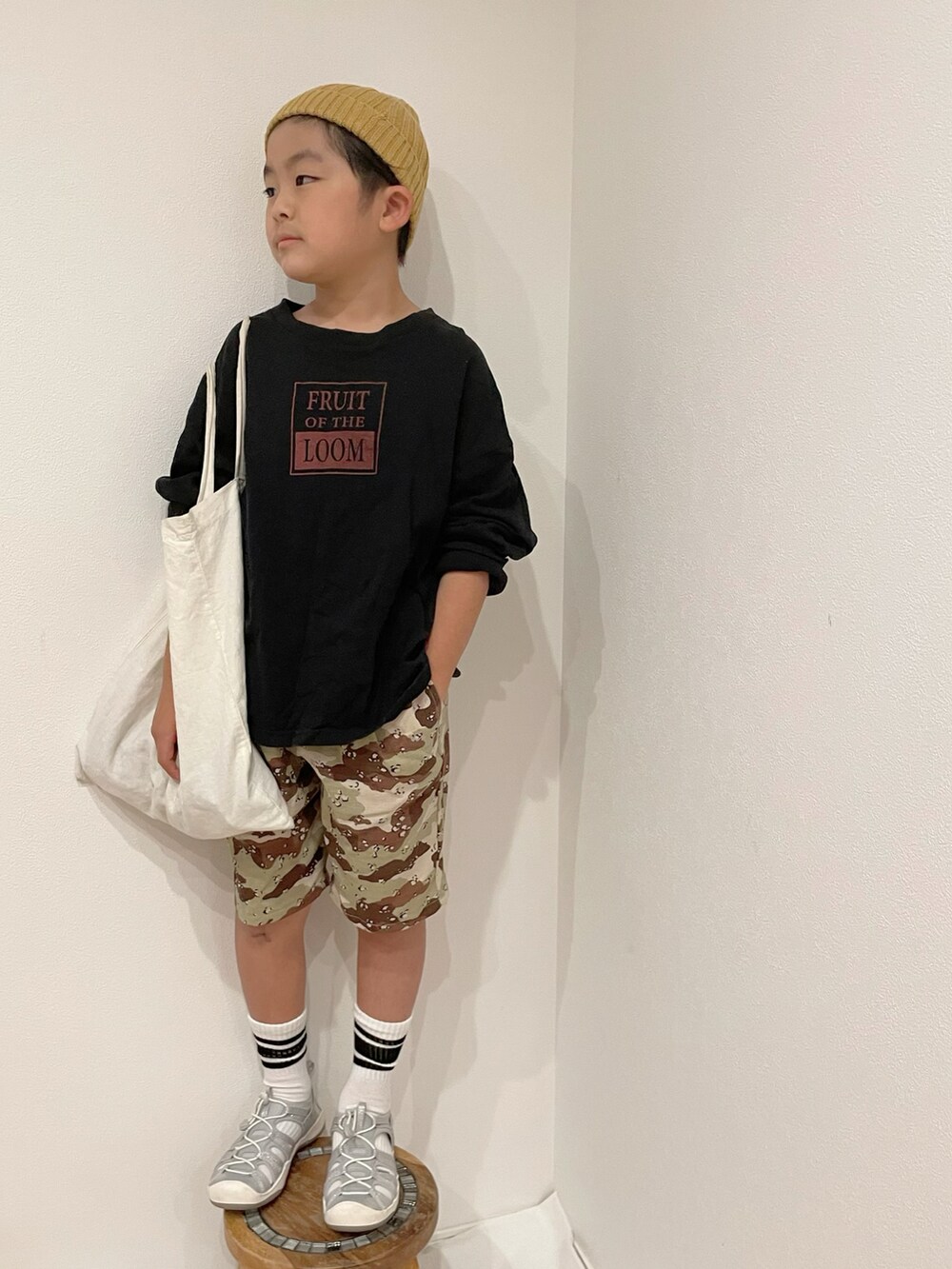 シルバー系のサンダル、その他のその他パンツ、ブラック系のTシャツ/カットソーを着用したキッズの春コーディネートの2枚目の写真