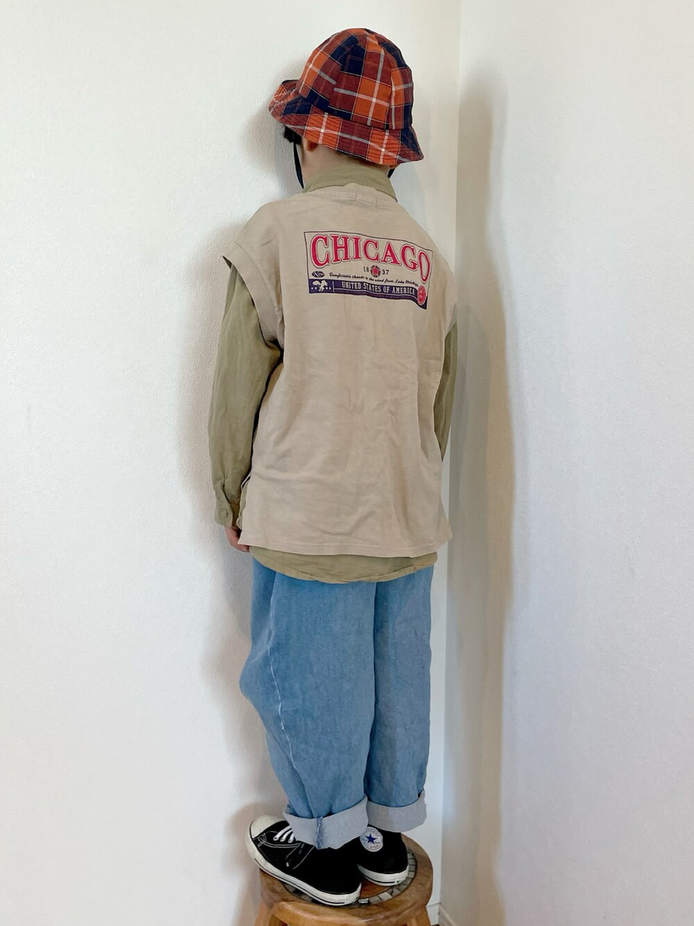 ブラック系のスニーカー、ブルー系のデニムパンツ、グリーン系のシャツ/ブラウスを着用したキッズの春コーディネートの2枚目の写真