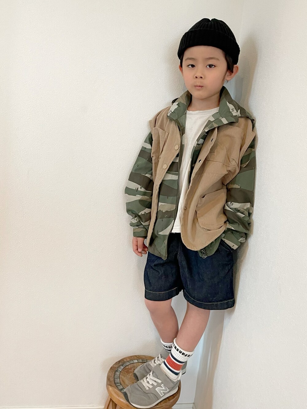 「レイヤードスタイル、プチプラ、スニーカーコーデ、休日スタイル、小学生、ハーフパンツ、ラインソックス、ベスト」｜「NEW BALANCEのnew balance ニューバランス YV373 キッズスニーカー 335373（スニーカー、グレー系）」を使った、aoeetoさん（キッズ・120cm）の春コーディネートの2枚目の写真