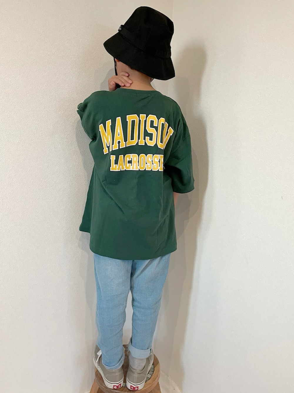 ベージュ系のスニーカー、ブルー系のデニムパンツ、グリーン系のTシャツ/カットソーを着用したキッズの春コーディネートの2枚目の写真