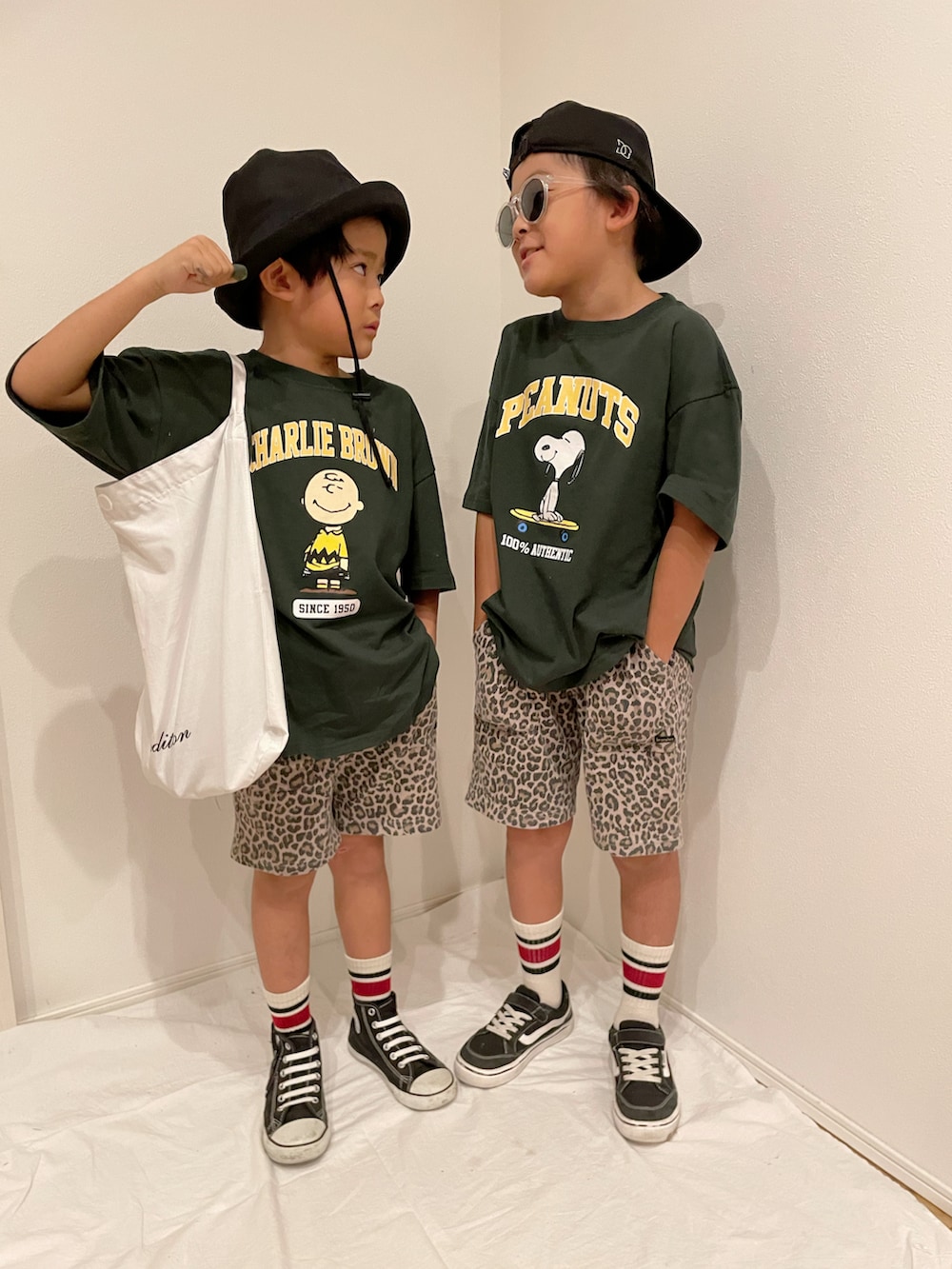 「兄弟コーディネート、リンクコーデ、レオパード、ラインソックス、スヌーピー、チャーリー・ブラウン、夏セールで買いました、カジュアル、着回しコーデ、プチプラ」｜「devirockの【UVカット】折りたためるバケットハット（ハット、ブラック系）」を使った、aoeetoさん（キッズ・120cm）の夏コーディネートの2枚目の写真
